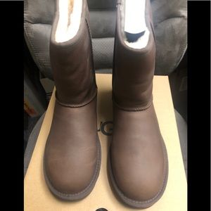 NEW IN BOX UGG Classic Short Leather Boot Size 8